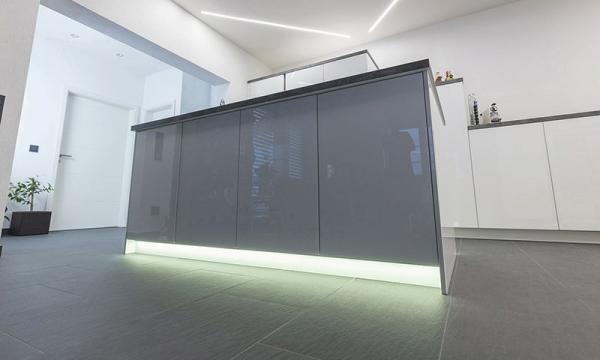 Unterbau-Profil flach AM-01-10 für 10 - 11,3 mm LED Stripes, Schwarz-matt, gebürstet, 2000 mm